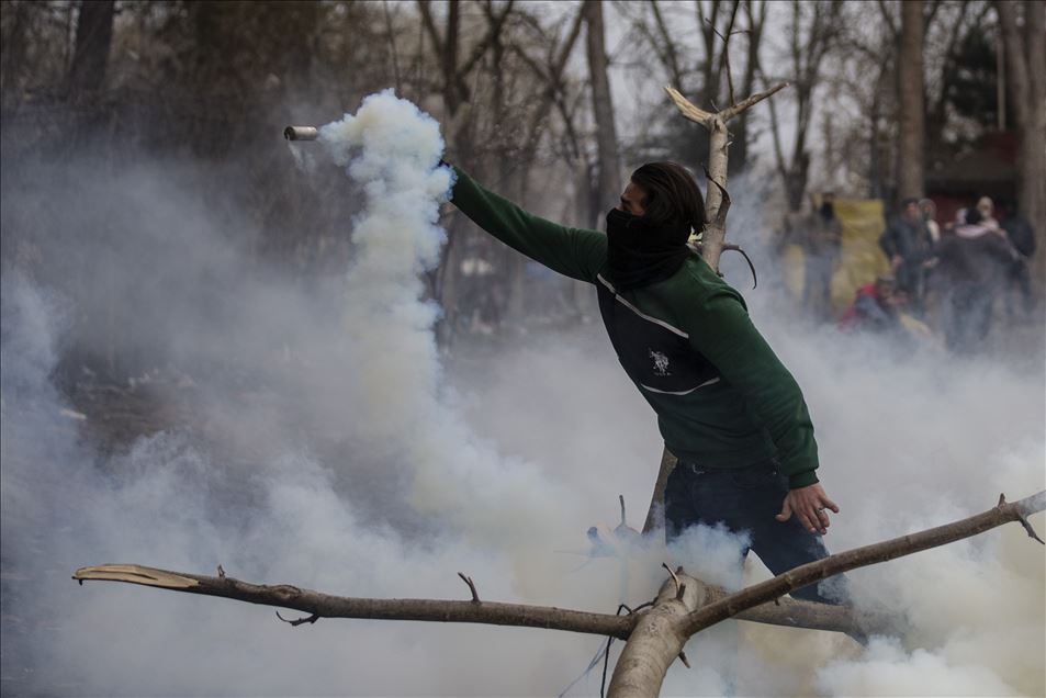 Greek forces intervene in asylum seekers with tear gas at the border