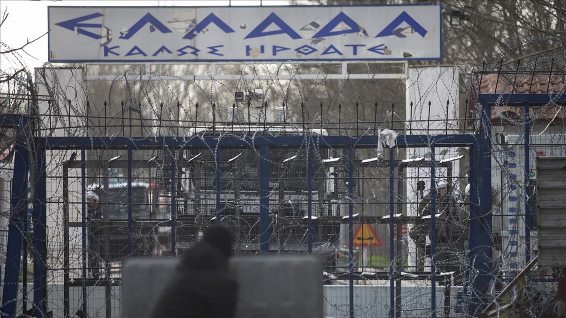 Greek forces intervene in asylum seekers with tear gas at the border