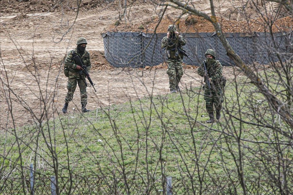 Greek forces intervene in asylum seekers with tear gas at the border