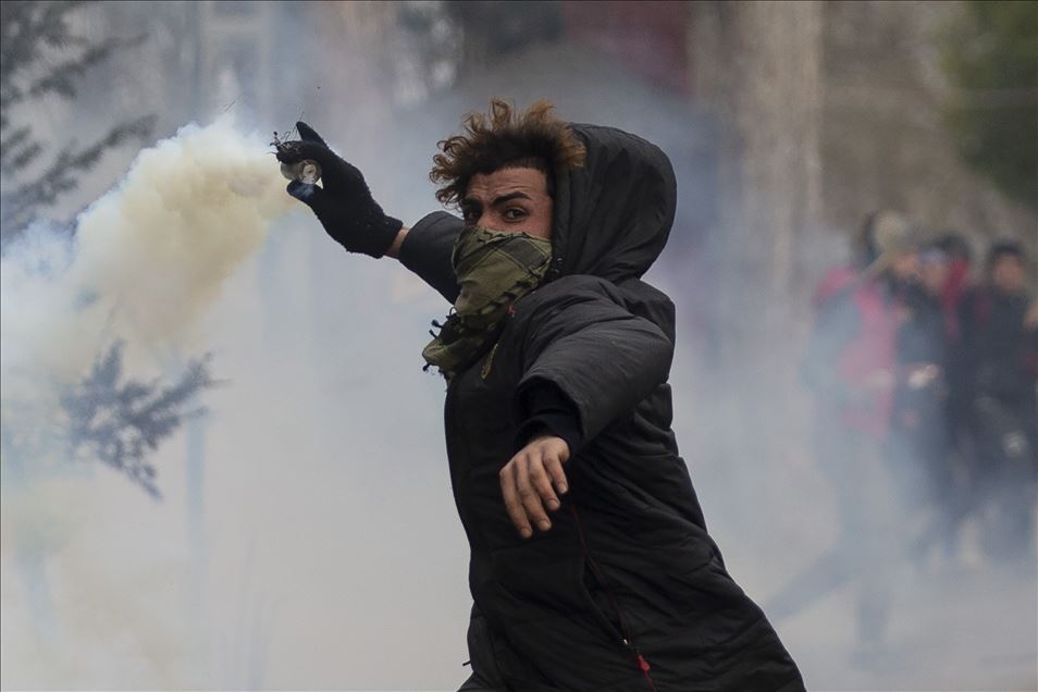 Greek forces intervene in asylum seekers with tear gas at the border