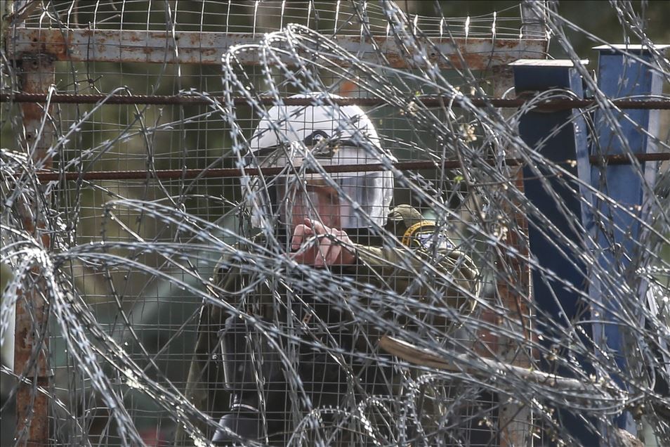 Greek forces intervene in asylum seekers with tear gas at the border