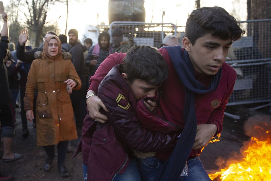 Greek forces intervene in asylum seekers with tear gas at the border