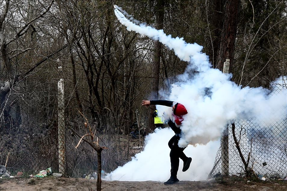 Greek forces intervene in asylum seekers with tear gas at the border
