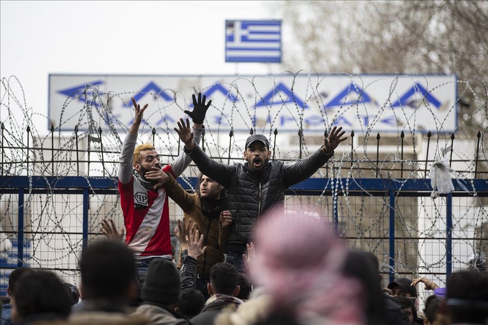 Greek forces intervene in asylum seekers with tear gas at the border