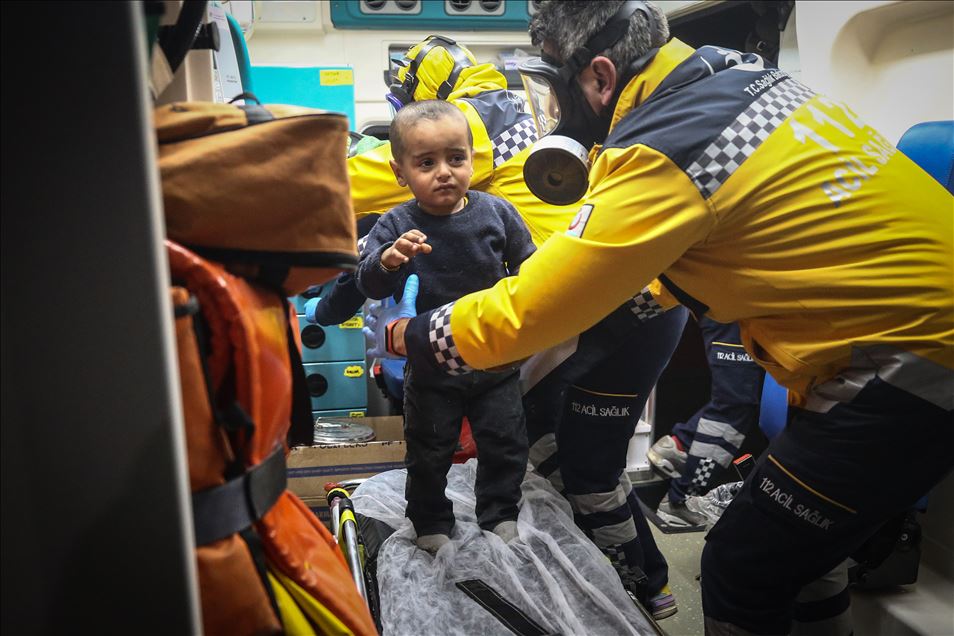 Greek forces intervene in asylum seekers with tear gas at the border