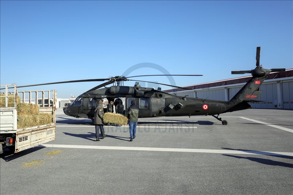 Турецкие военные доставили на вертолете корм диким животным