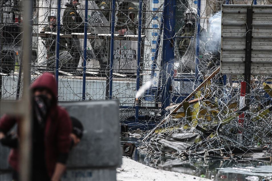 Greek forces intervene in asylum seekers with tear gas at the border