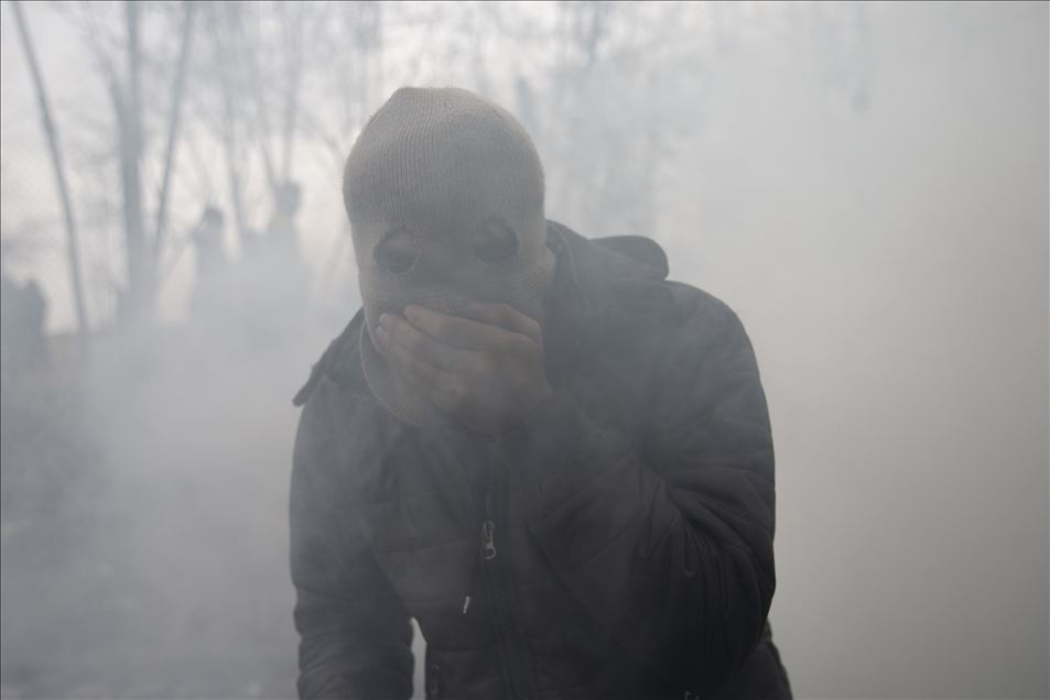Greek forces intervene in asylum seekers with tear gas at the border