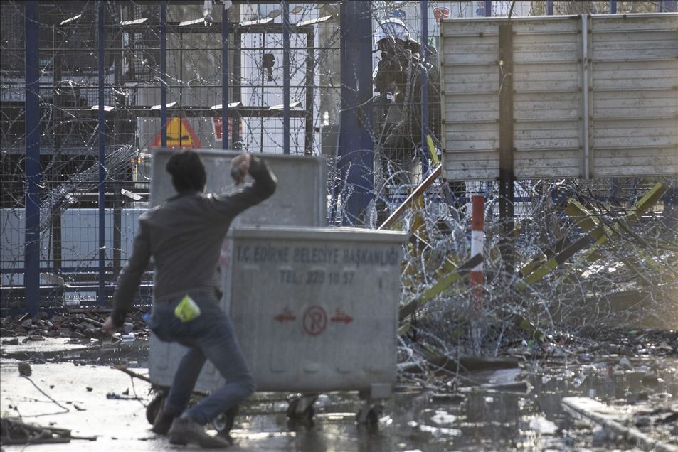 Greek forces intervene in asylum seekers with tear gas at the border