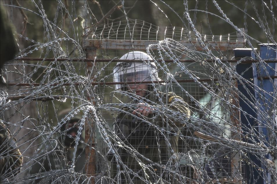 Greek forces intervene in asylum seekers with tear gas at the border
