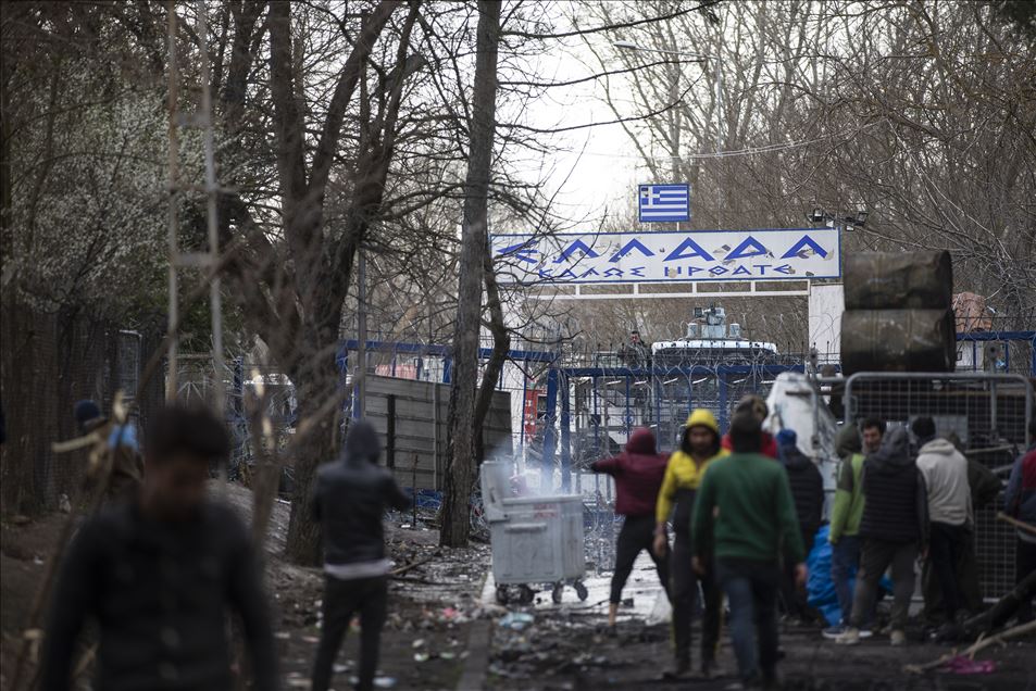 Greek forces intervene in asylum seekers with tear gas at the border
