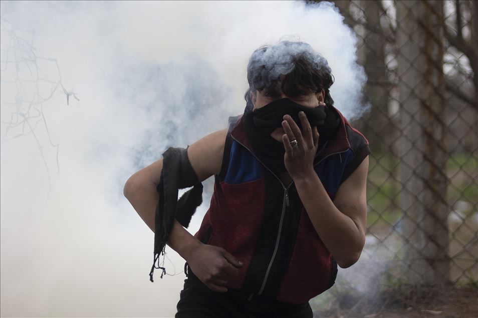 Greek forces intervene in asylum seekers with tear gas at the border