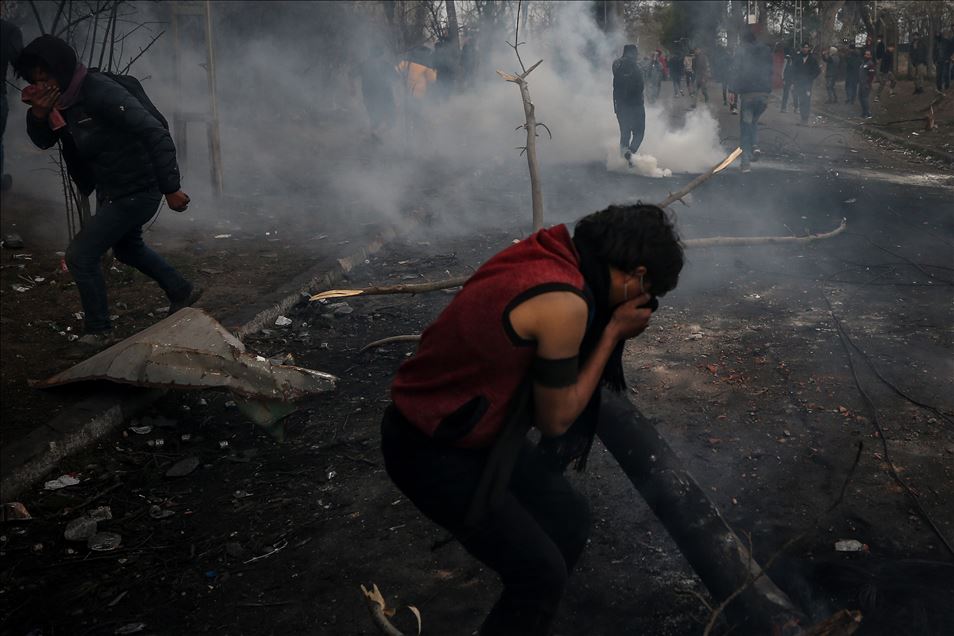 Greek forces intervene in asylum seekers with tear gas at the border