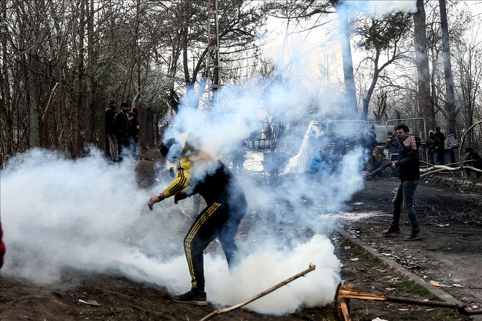 Greek forces intervene in asylum seekers with tear gas at the border