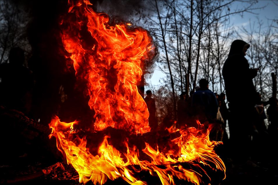 Greek forces intervene in asylum seekers with tear gas at the border