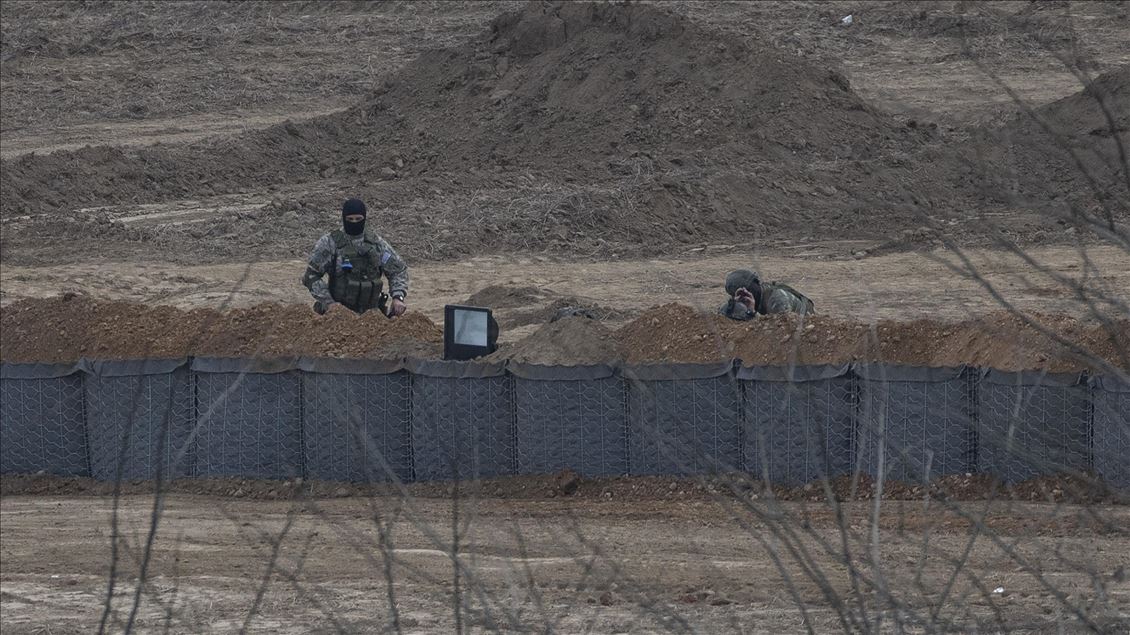 Greek border units dig embankments along border to stop asylum seekers