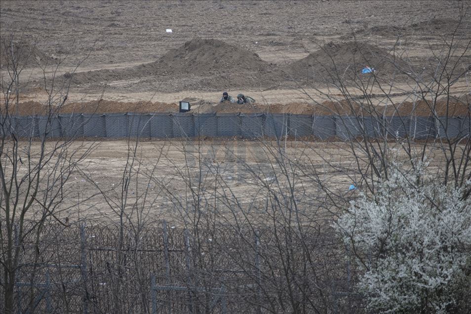 Greek border units dig embankments along border to stop asylum seekers