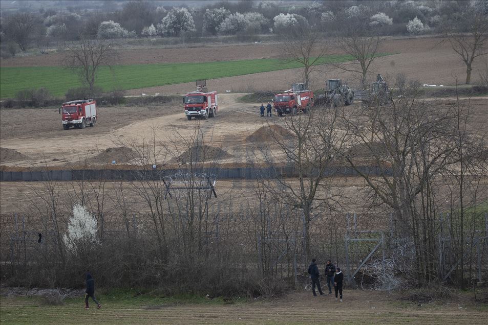 Greek border units dig embankments along border to stop asylum seekers