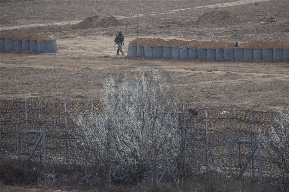 Greek border units dig embankments along border to stop asylum seekers