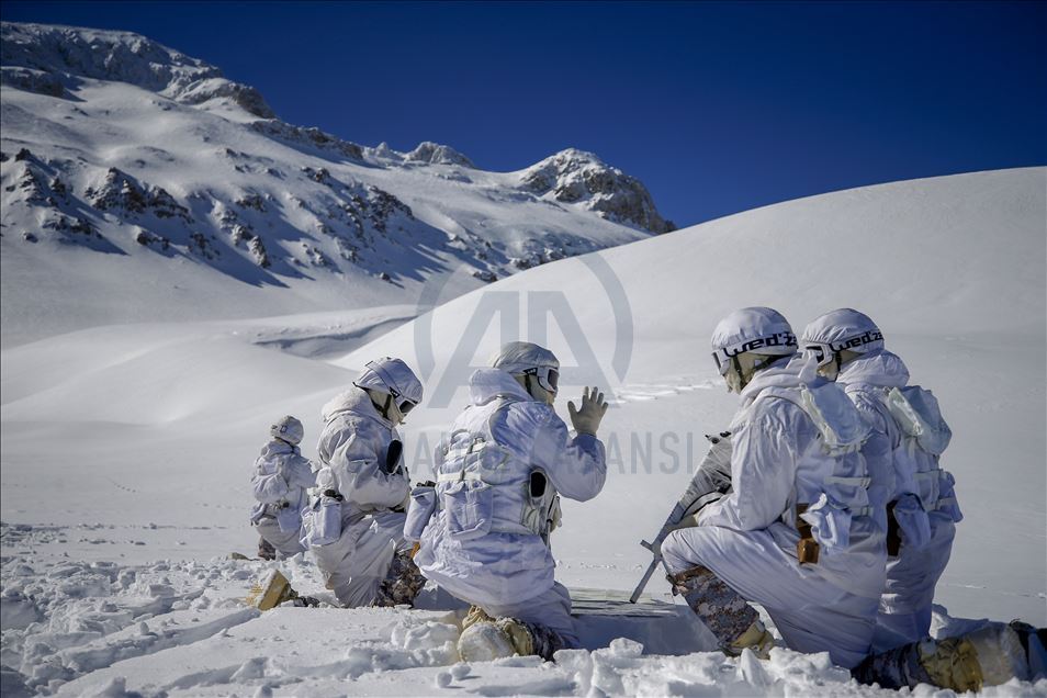 روند آموزش تکاوران ارتش در ارتفاعات «اغیردیر» ترکیه