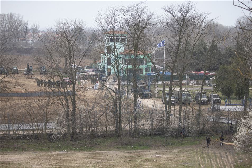 Greek border units dig embankments along border to stop asylum seekers