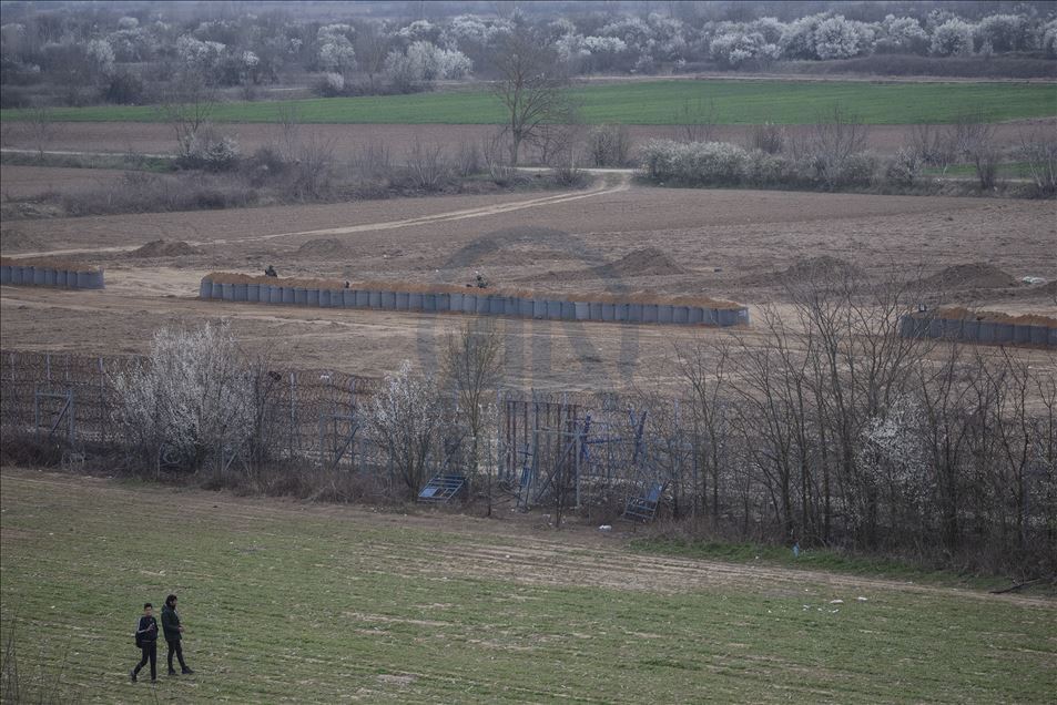 Greek border units dig embankments along border to stop asylum seekers
