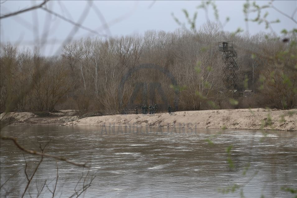 Greek border units dig embankments along border to stop asylum seekers