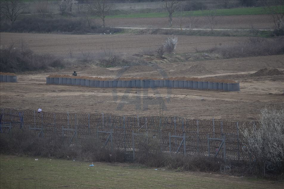 Greek border units dig embankments along border to stop asylum seekers