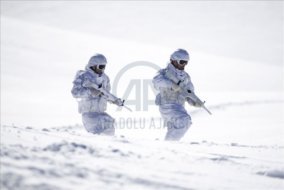 روند آموزش تکاوران ارتش در ارتفاعات «اغیردیر» ترکیه