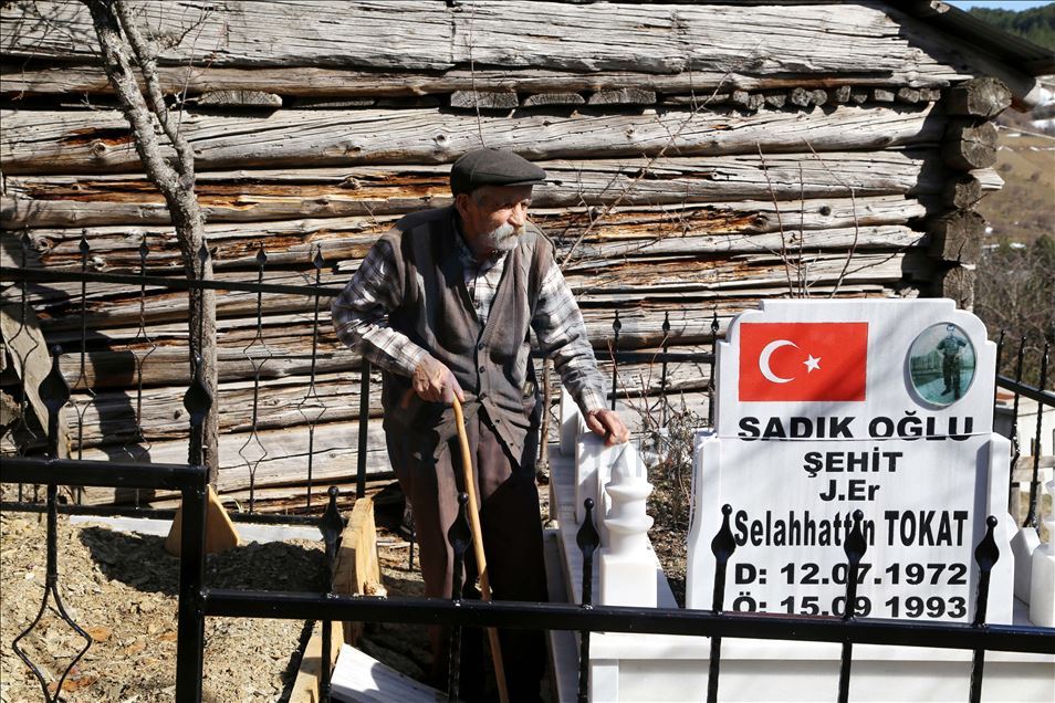 Şehit oğlunu yalnız bırakmamak için bir başına kaldığı köyünü terk edemiyor