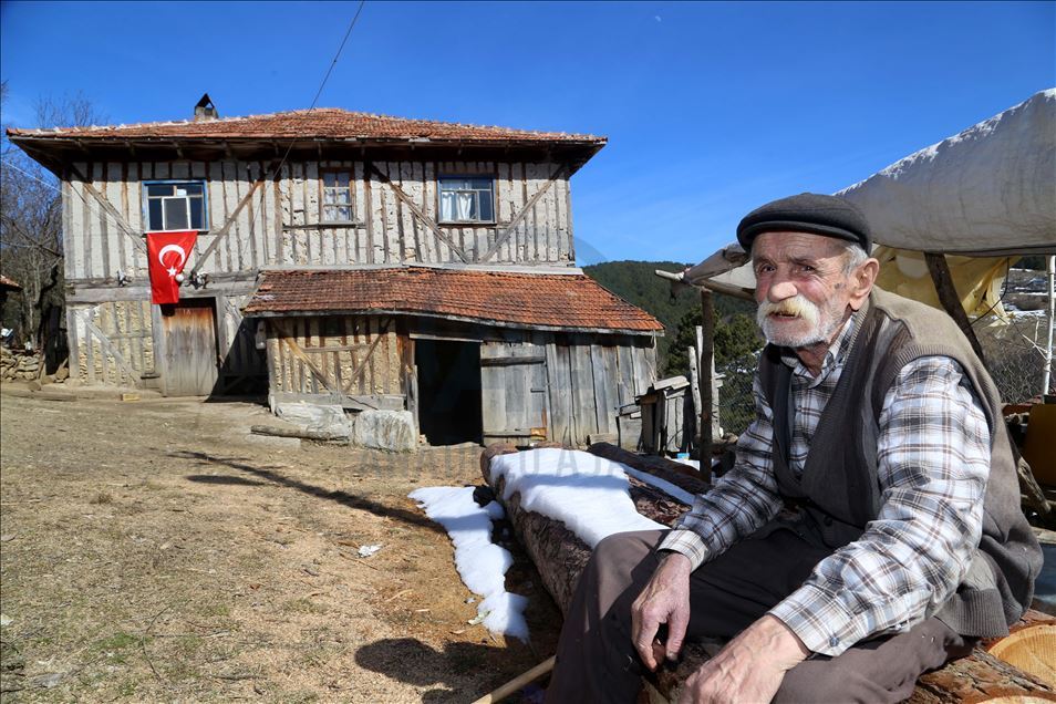 Şehit oğlunu yalnız bırakmamak için bir başına kaldığı köyünü terk edemiyor