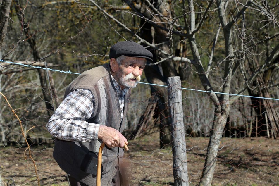 Şehit oğlunu yalnız bırakmamak için bir başına kaldığı köyünü terk edemiyor
