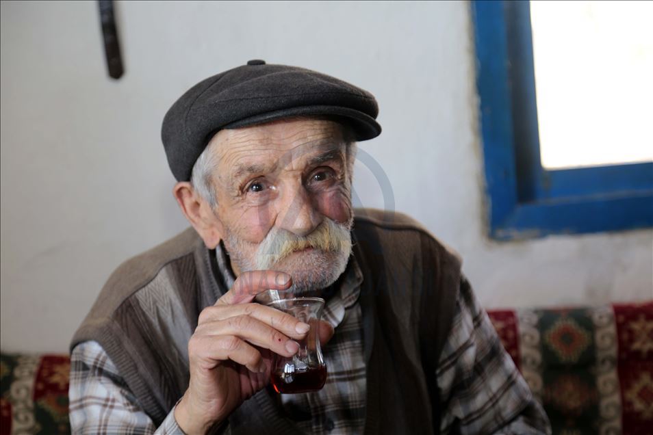 Şehit oğlunu yalnız bırakmamak için bir başına kaldığı köyünü terk edemiyor