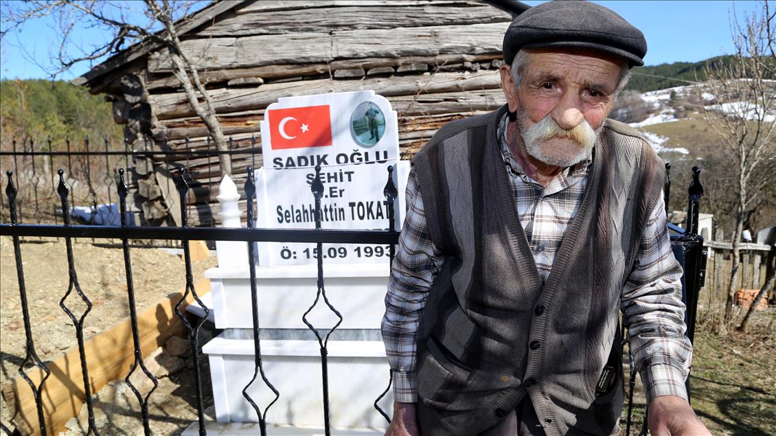 Şehit oğlunu yalnız bırakmamak için bir başına kaldığı köyünü terk edemiyor
