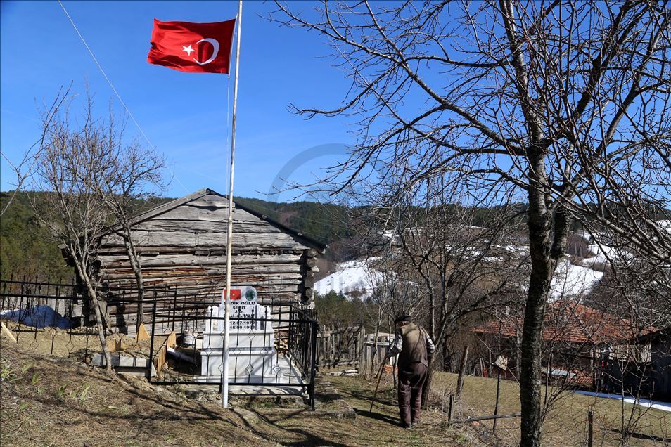 Şehit oğlunu yalnız bırakmamak için bir başına kaldığı köyünü terk edemiyor