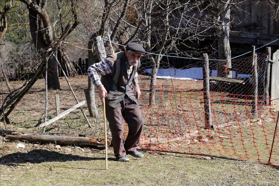 Şehit oğlunu yalnız bırakmamak için bir başına kaldığı köyünü terk edemiyor