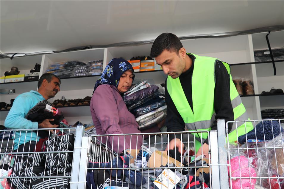 "Mobil giyim mağazası" kadın astsubayların gözetiminde depremzedelere ulaşıyor