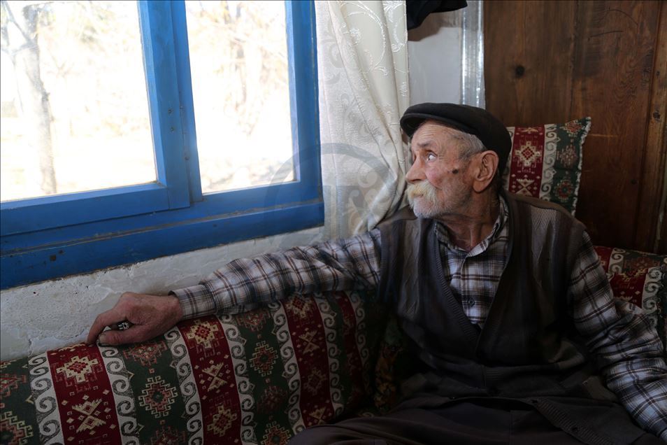 Şehit oğlunu yalnız bırakmamak için bir başına kaldığı köyünü terk edemiyor
