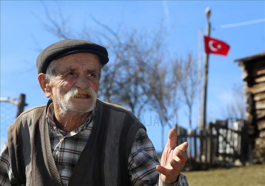 Şehit oğlunu yalnız bırakmamak için bir başına kaldığı köyünü terk edemiyor