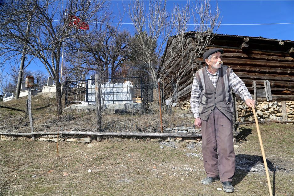 Şehit oğlunu yalnız bırakmamak için bir başına kaldığı köyünü terk edemiyor
