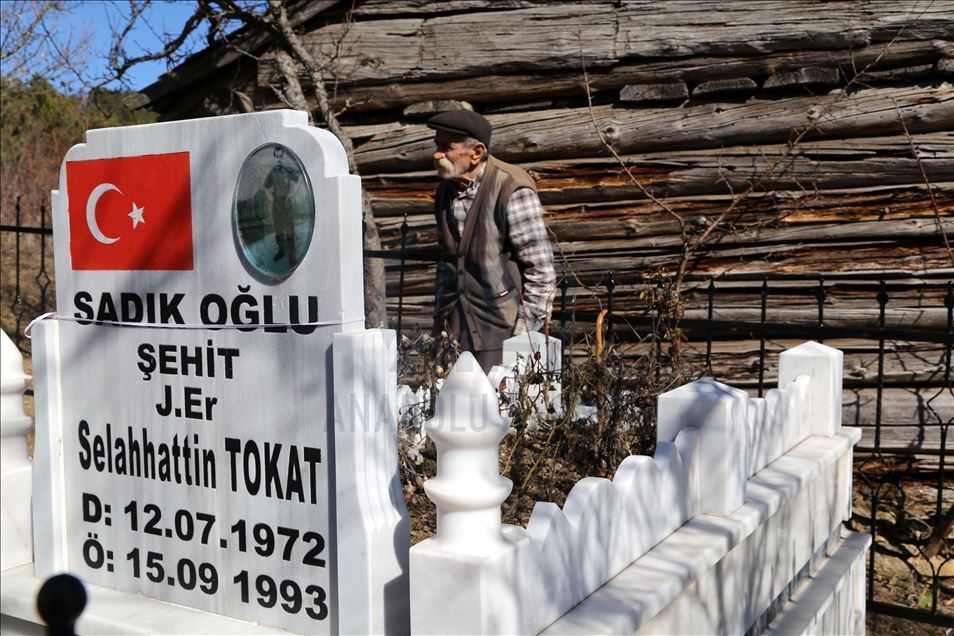 Şehit oğlunu yalnız bırakmamak için bir başına kaldığı köyünü terk edemiyor