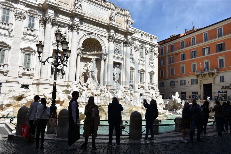 كورونا.. شوارع روما تشكو هجران ساكنيها

