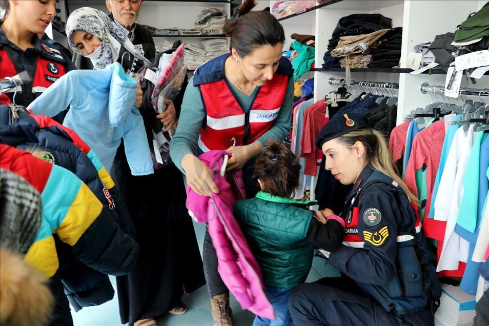 "Mobil giyim mağazası" kadın astsubayların gözetiminde depremzedelere ulaşıyor
