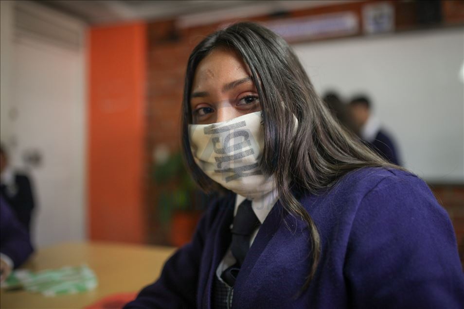 Kolumbi, nxënësit në një shkollë vijojnë mësimin me maska të improvizuara