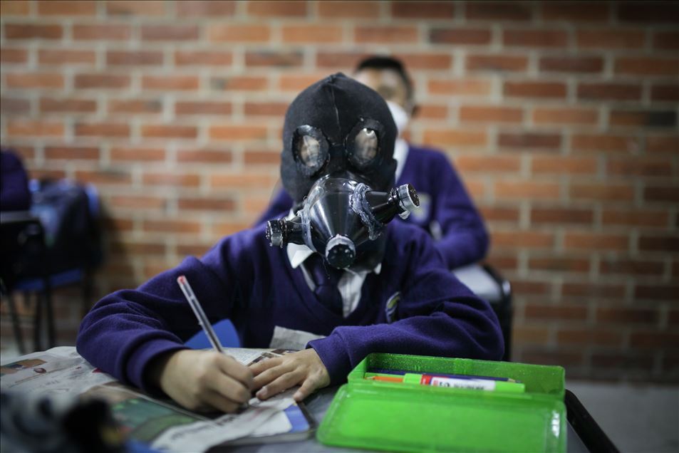 Kolumbi, nxënësit në një shkollë vijojnë mësimin me maska të improvizuara