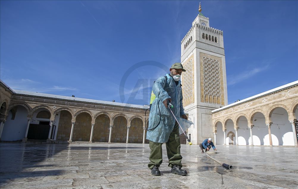 Travaux de désinfection par précaution contre le coronavirus (COVID-19) à la mosquée Al-Zitouna de Tunis