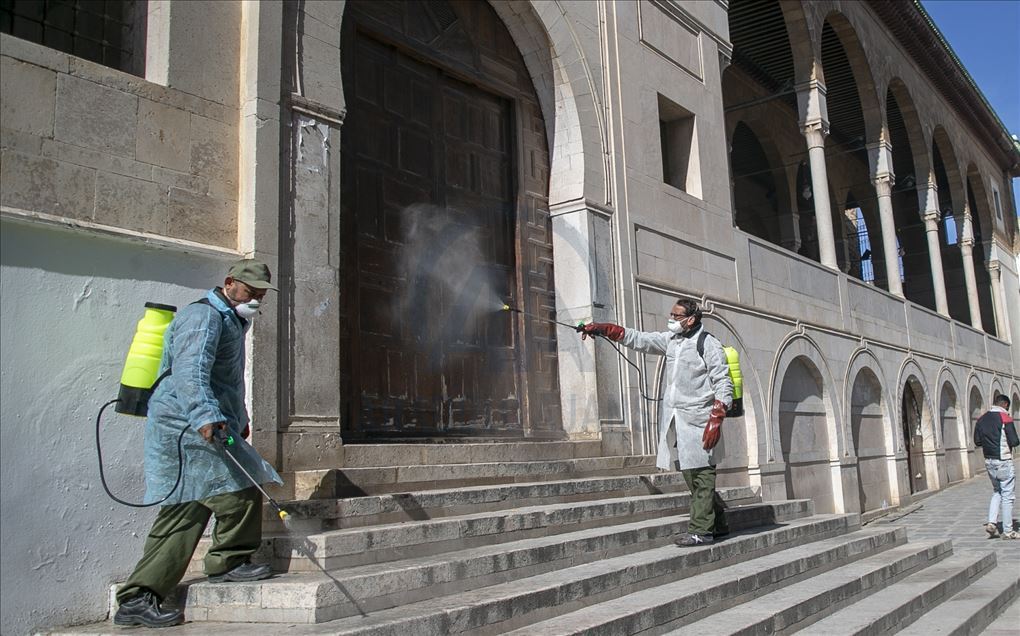 Travaux de désinfection par précaution contre le coronavirus (COVID-19) à la mosquée Al-Zitouna de Tunis
