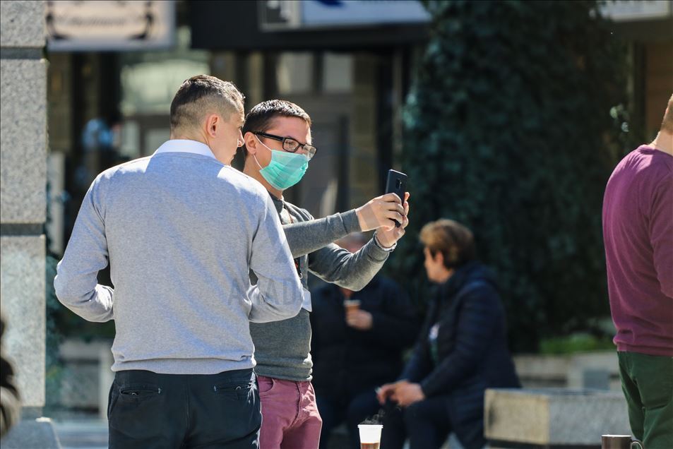 Граѓаните на Скопје со маски и ракавици како превентива против коронавирусот