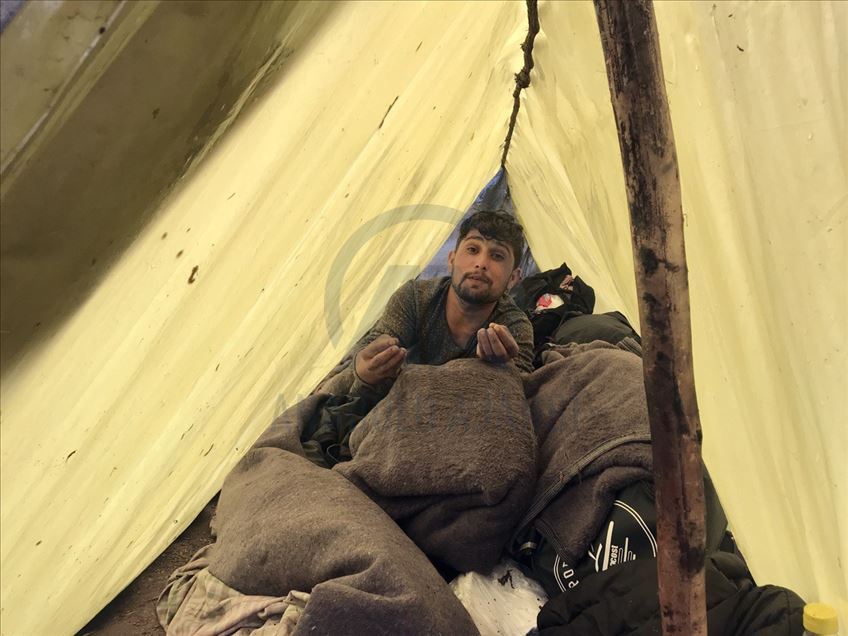 Беженцы 18-й день ожидают у КПП на границе Турции и Греции
