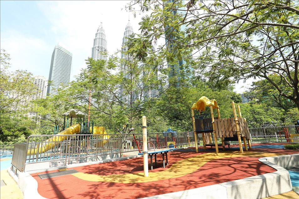 Ruang publik terlihat sepi sesaat Malaysia akan lakukan "Lockdown"